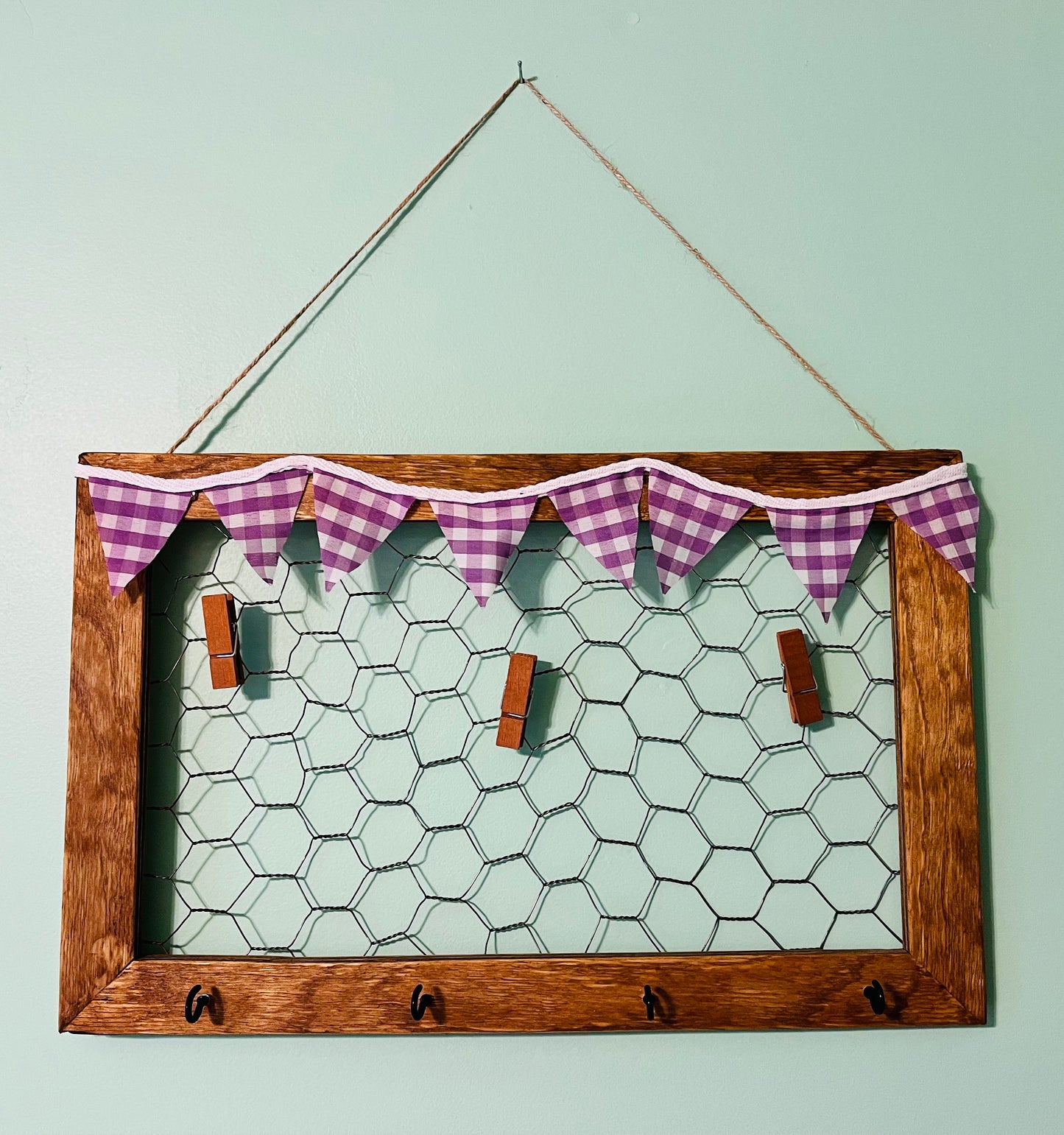 Beautiful chicken wire frame, home decoration with hooks (farmhouse, country style)