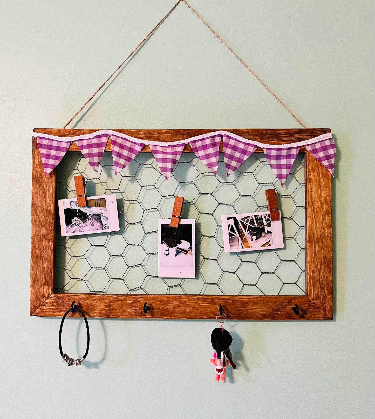 Beautiful chicken wire frame, home decoration with hooks (farmhouse, country style)