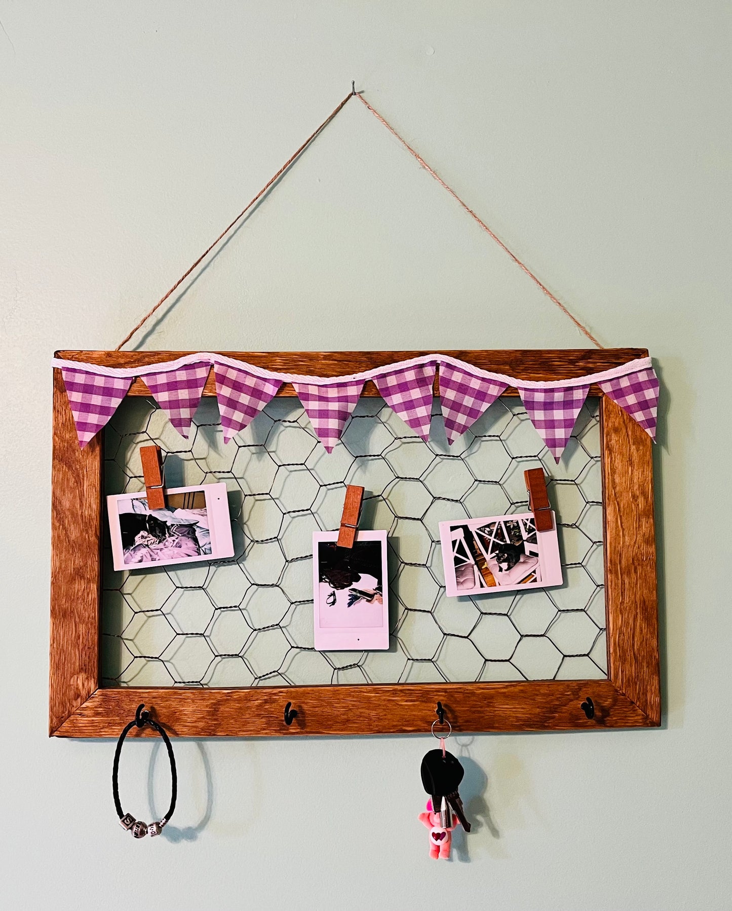 Beautiful chicken wire frame, home decoration with hooks (farmhouse, country style)